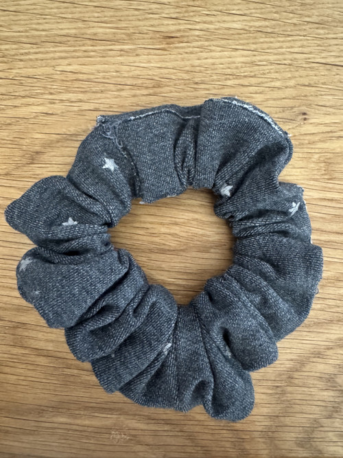 Upcycle scrunchie gumička HVĚZDIČKA — foto 2