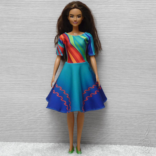 Barevné šaty pro Barbie — foto 3