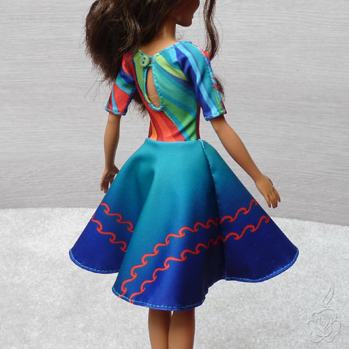 Barevné šaty pro Barbie — foto 4