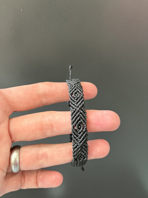 Pánský antracitový macramé náramek — foto 4