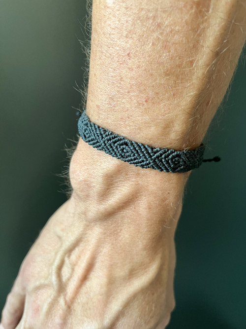 Pánský antracitový macramé náramek — foto 5