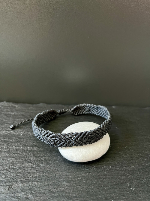Pánský antracitový macramé náramek — foto 2
