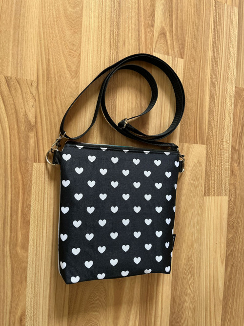 ️ Kabelka se srdíčky – voděodolná crossbody — foto 4