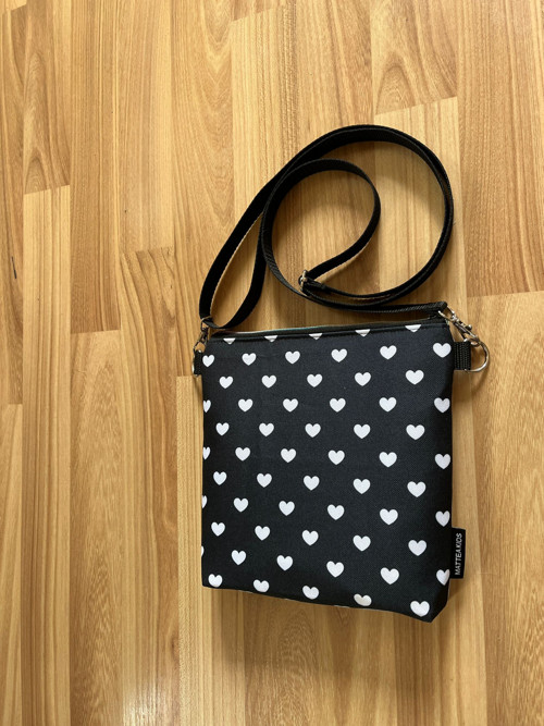 ️ Kabelka se srdíčky – voděodolná crossbody — foto 3