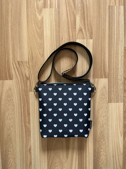 ️ Kabelka se srdíčky – voděodolná crossbody — foto 2