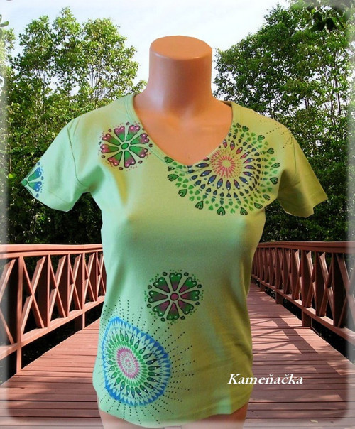 Dámské tričko sv.zelené - mandala — foto 2