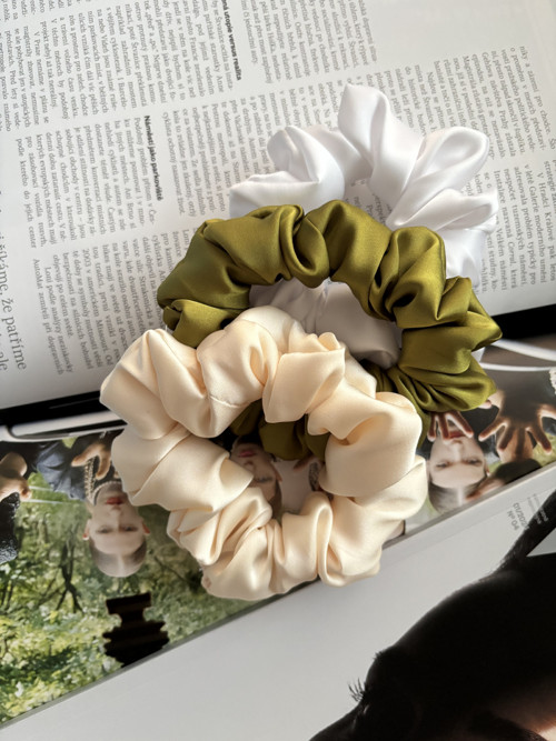 Hedvábné scrunchie – Olive Latte Collection — foto 5
