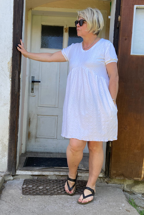 Bílé madeirové šaty — foto 5