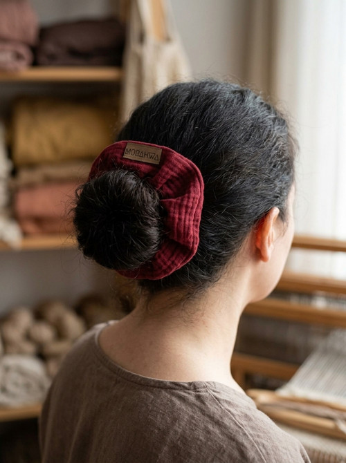 Mušelínová scrunchie gumička - vínová — foto 5