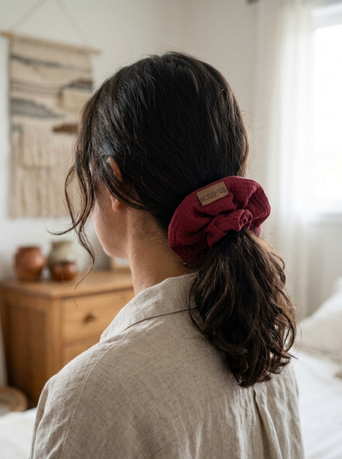 Mušelínová scrunchie gumička - vínová — foto 4