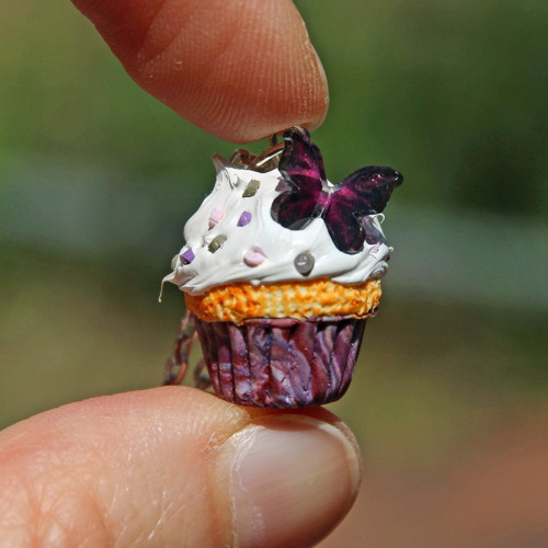Fialkový cupcake s motýlem IV — foto 2