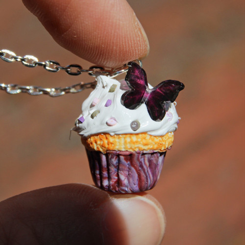Fialkový cupcake s motýlem IV — foto 3