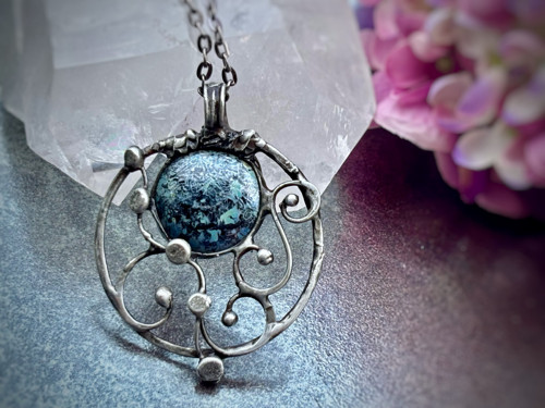 Cínovaný amulet - sklo par Puca — foto 3