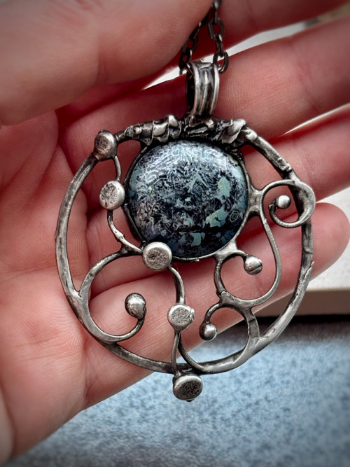 Cínovaný amulet - sklo par Puca — foto 5