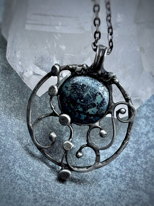 Cínovaný amulet - sklo par Puca — foto 2