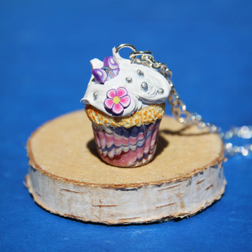 Fialkový cupcake s kytičkou a motýlem — foto 2
