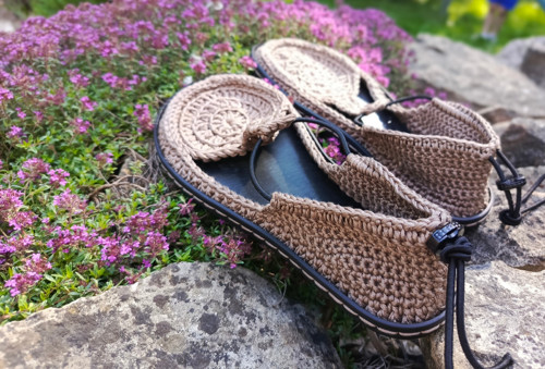 Háčkované barefoot sandálky "kávová mandala" — foto 2