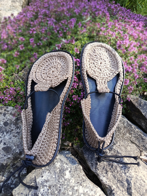 Háčkované barefoot sandálky "kávová mandala" — foto 3
