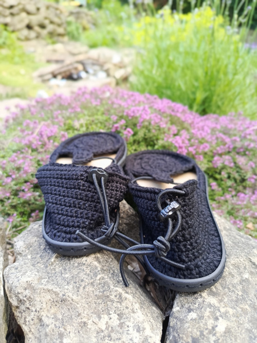Háčkované barefoot sandálky "černá mandala" — foto 3
