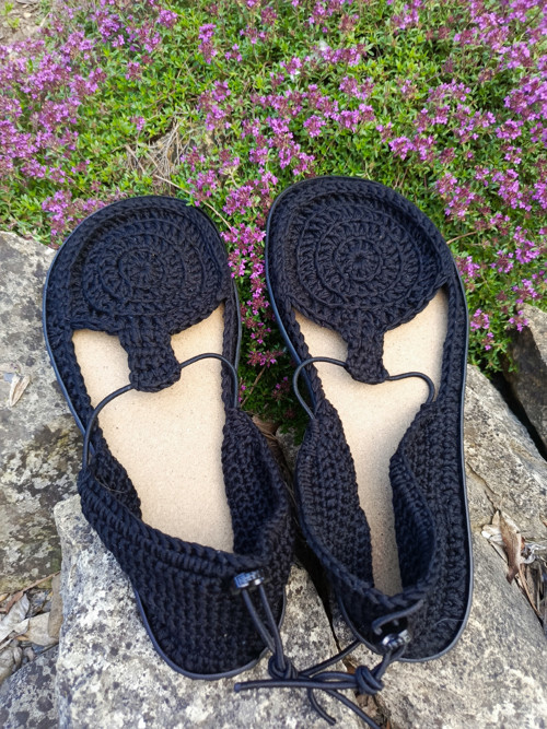 Háčkované barefoot sandálky "černá mandala" — foto 2