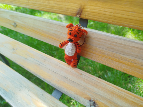 Handmade Amigurumi Tiger Keychain 3,2" — foto 3