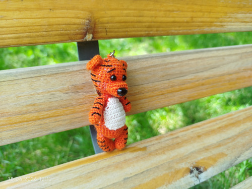 Handmade Amigurumi Tiger Keychain 3,2" — foto 2