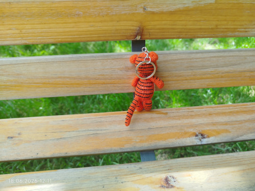 Handmade Amigurumi Tiger Keychain 3,2" — foto 4