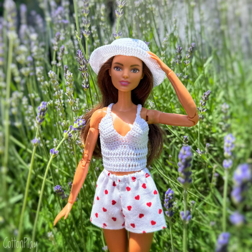 Kraťasy pro Barbie - bílé se srdíčky — foto 2
