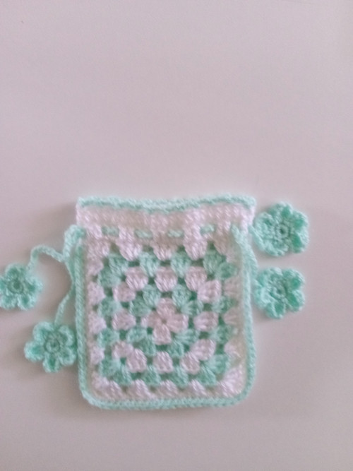 Háčkovaný pytlíček 10 x 12 cm — foto 4