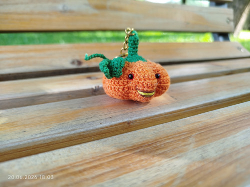 Handmade Amigurumi Pumpkin Keychain 2" — foto 2