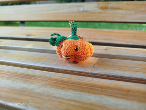 Handmade Amigurumi Pumpkin Keychain 2" — foto 3