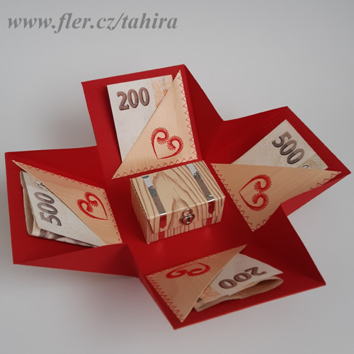 Exploding box červená srdíčka na dřevě — foto 2