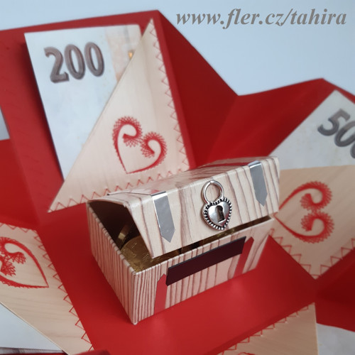 Exploding box červená srdíčka na dřevě — foto 3