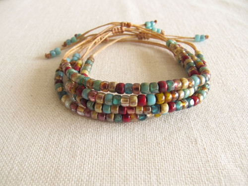 Boho korálkový náramek – Nastavitelný macramé — foto 4