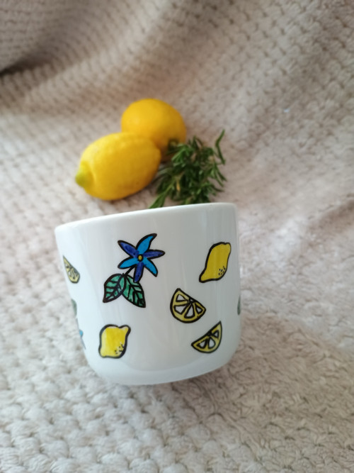 Hrnek citrony s květy — foto 2