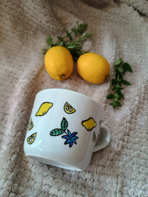 Hrnek citrony s květy — foto 3