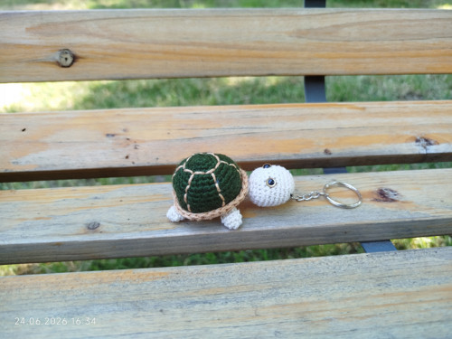 Handmade Amigurumi Turtle Keychain 2,5" — foto 4