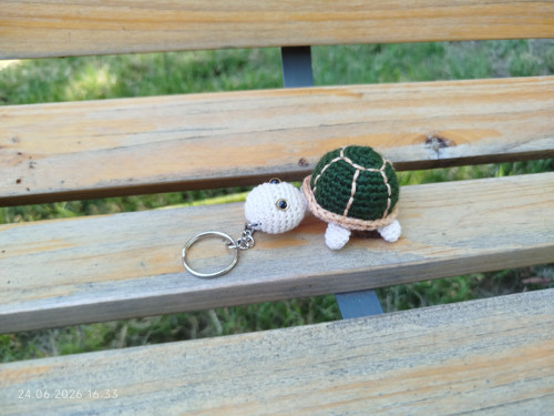 Handmade Amigurumi Turtle Keychain 2,5" — foto 3