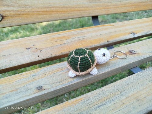 Handmade Amigurumi Turtle Keychain 2,5" — foto 5