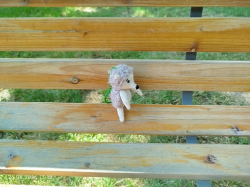 Handmade Amigurumi Hedgehog Keychain 4" — foto 3
