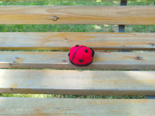 Handmade Amigurumi Ladybug Keychain 2,5" — foto 4