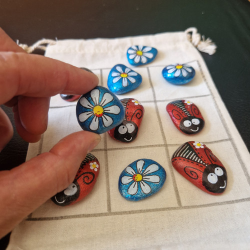 Malované kamínky - hra tic tac toe "broučci" — foto 2