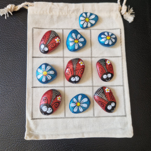 Malované kamínky - hra tic tac toe "broučci" — foto 3
