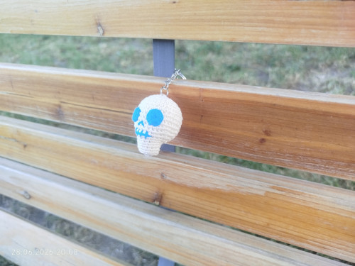 Handmade Amigurumi Skull Keychain 2" — foto 2