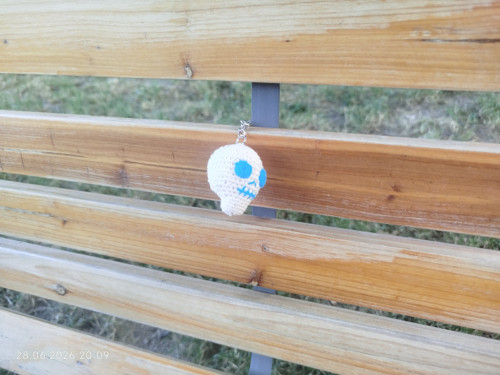 Handmade Amigurumi Skull Keychain 2" — foto 3