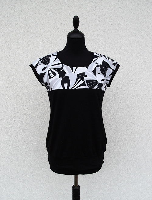 KVĚTY V ČERNÉ (M/L) - dámské tričko — foto 3