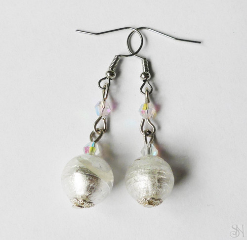 Handmade biele sklenené náušnice - chirurgická oce — foto 2