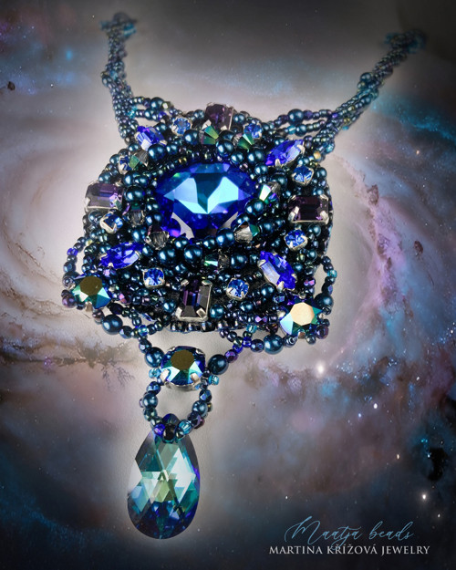 Into deep space (vyšitý náhrdelník s krystaly) — foto 3