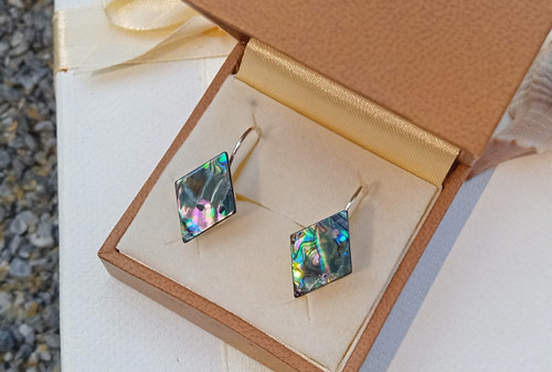 Náušnice s abalone perletí – Geometrická elegance — foto 2
