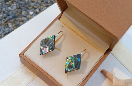 Náušnice s abalone perletí – Geometrická elegance — foto 4